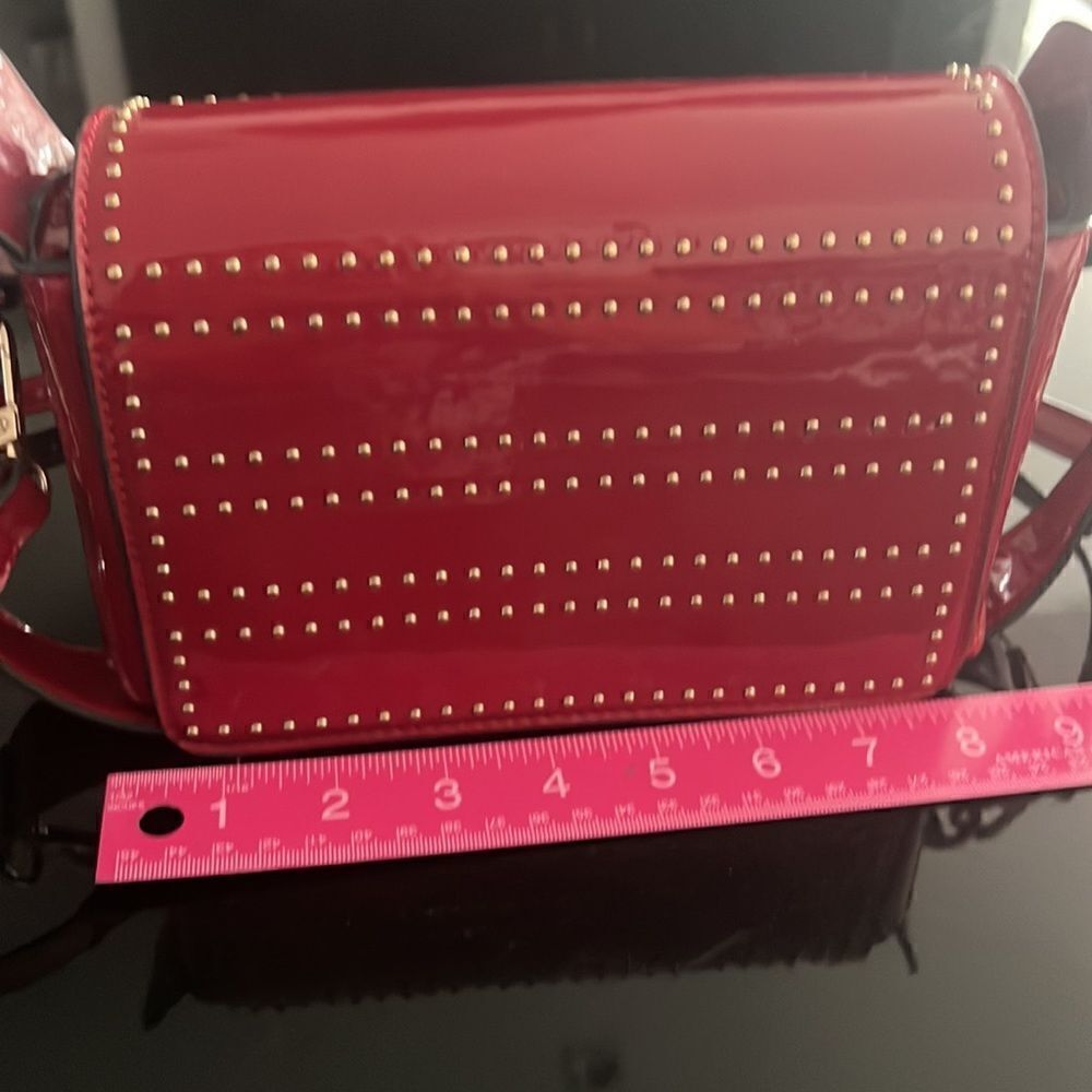 Like New beautiful vegan red pattern crossbody bag - Picture 9 of 11
